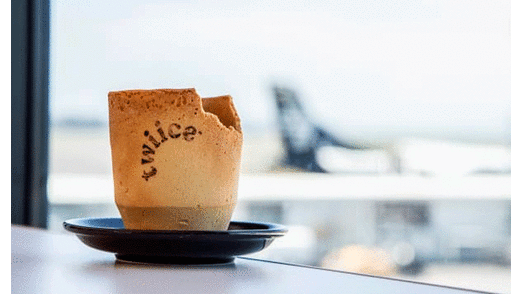 Aerolínea sirve el café en tazas comestibles para reducir sus residuos [VIDEO]