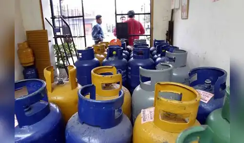 Desde hoy el precio del balón de gas debería bajar S/ 0,59 y el diésel S/ 0,15 