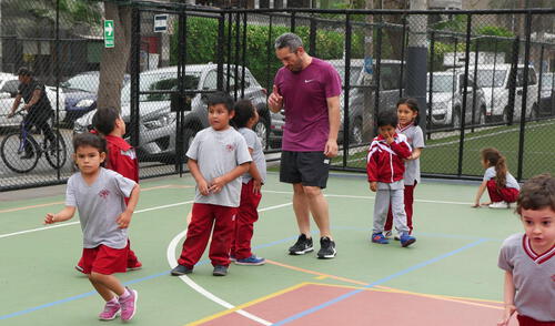 En el colegio Jean Le Boulch profesores, alumnos y padres autorregulan el uso del celular y las relaciones de pareja
