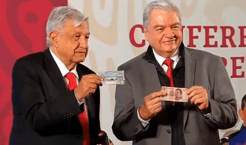 AMLO compra un boleto de la rifa del avión presidencial de México AMLO compra un boleto de la rifa del avión presidencial de México
