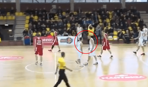 Youtube: El brutal puñetazo a un compañero por no pasarle el balón[VIDEO]