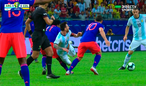 Argentina vs Colombia: Cuadrado comete terrible falta sobre Messi y se salva de la expulsión