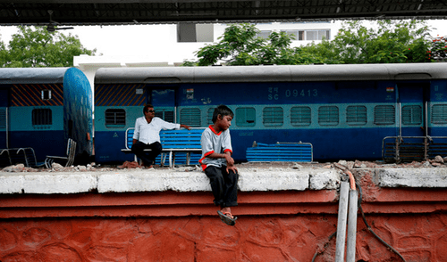 Choque entre dos trenes deja una persona en estado crítico y varios heridos en la India [VIDEO]