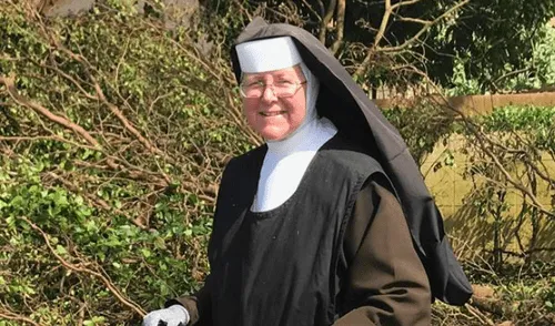 Twitter: Monja ‘limpiando’ con motosierra tras el paso del huracán Irma causa furor en redes [VIDEO]