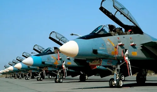 Aviones F-14 sobrevuelan fronteras de Irán