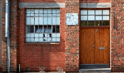 Pintor deja frases la fachada de cliente que no le pagó