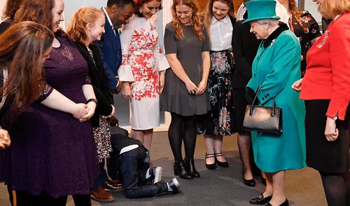 YouTube: menor sorprende con rápida huida tras asustarse con la reina Isabel II [VIDEO]