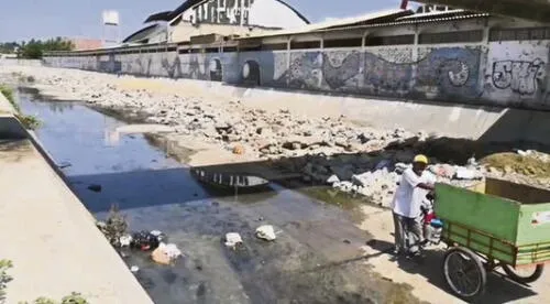 Canal Vía de Sullana convertido en un botadero de basura y desmonte