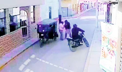 Personal policial revisa cámaras de vigilancia. Personal policial revisa cámaras de vigilancia.