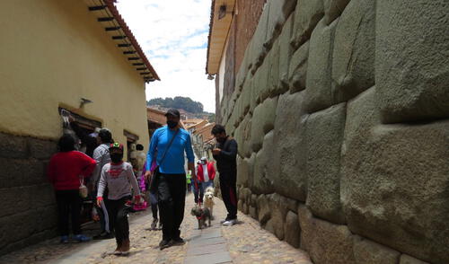 Hatun Rimiyoq, calle donde se encuentra la piedra de los 12 ángulos estuvo concurrida. Foto: La República Hatun Rimiyoq, calle donde se encuentra la piedra de los 12 ángulos estuvo concurrida. Foto: La República
