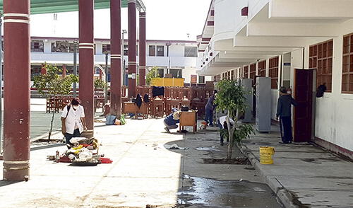 Jornada. Padres acuden en grupos a colaborar con limpieza.