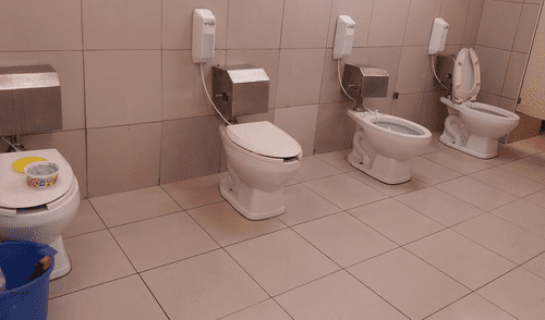 Facebook: usuario denuncia “falta de privacidad” en baños de supermercado limeño Facebook: usuario denuncia “falta de privacidad” en baños de supermercado limeño