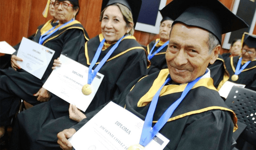 “Nunca es tarde para aprender” es el lema bajo el cual se graduaron los estudiantes. (Foto: Andina) Minedu
