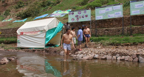 Alcalde de Cusco cumple promesa y se da chapuzón en río Huancaro [VIDEOS]