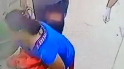 Mujer roba celular de médico que estaba atendiendo a su hermano [VIDEO]
