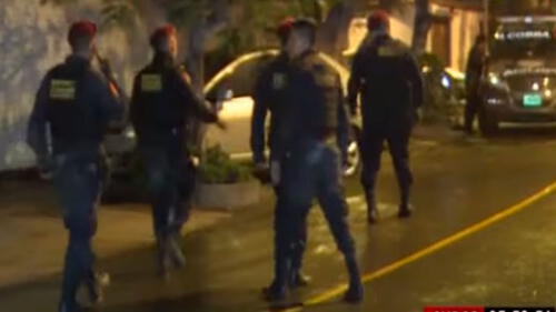 Policía Nacional se acercó a la zona para buscar al delincuente. Créditos: Captura Panamericana Televisión.