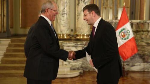 El expresidente peruano Pedro Pablo Kuczynski saludando al entonces embajador de Hungría en Perú, Gábor Kaleta. Foto: Andina El expresidente peruano Pedro Pablo Kuczynski saludando al entonces embajador de Hungría en Perú, Gábor Kaleta. Foto: Andina