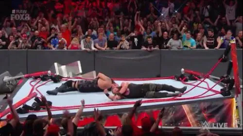 WWE: ¡Big Show y Braun Strowman rompen el ring con un suplex desde la tercera cuerda!  [VIDEO]