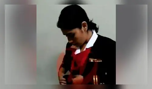 Joven denuncia a su hermano por golpearla tras encontrarla descansando junto a su pareja [VIDEO]