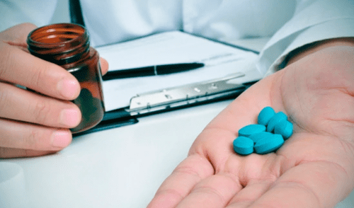 Abuelo de 80 años pintaba pastillas de azul y las vendía como viagras Abuelo de 80 años pintaba pastillas de azul y las vendía como viagras