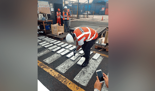 Iban a sacar casi dos toneladas de droga en barras de zinc