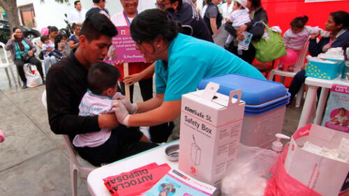Niño es vacunado en Arequipa sin autorización de sus padres. Créditos: Virgilio Grajeda / La República.