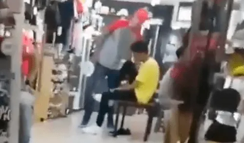 Facebook viral: termina en el piso al intentar hacer la broma de las zapatillas de Pedro Gallese Facebook viral: termina en el piso al intentar hacer la broma de las zapatillas de Pedro Gallese