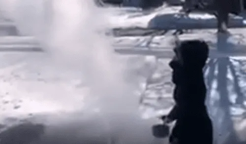 Facebook viral: chica revela el intenso frío de Chicago a través de un sencillo experimento [VIDEO]