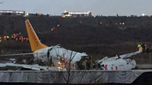 Al interior del avión se quedaron pasajeros encerrados.
