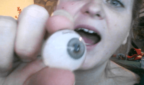 YouTube viral: usuarios impactados por ver a chica que se quita el ojo frente a la cámara [VIDEO]