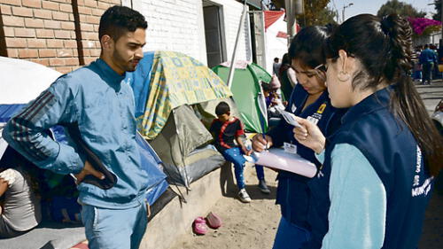 en la calle. Entre tres y cuatro personas viven en cada carpa. Vecinos de la zona piden a municipio reubicar a extranjeros en refugio.