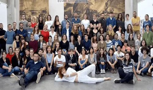EE.UU.: escuela habría oscurecido con Photoshop a estudiantes en anuncio [FOTOS]