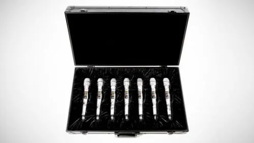 Artículos de BTS se vendieron por miles de dólares. Dinero apoyará a músicos en necesidad.