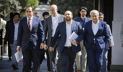Encuentro. Líderes de la oposición sostuvieron diálogo con el ministro del Interior, Gonzalo Blumel, en La Moneda. represión. Policía controla a opositores de Evo Morales. (Foto: La Tercera)