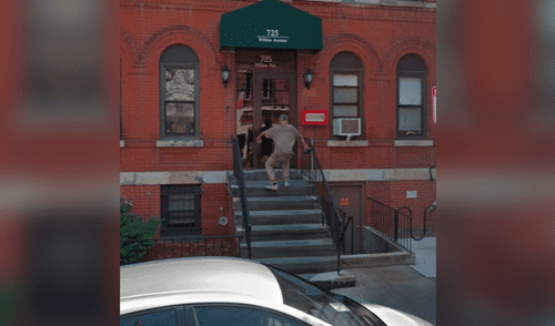 Google Maps: buscó a su padre y lo encontró cayendo por escaleras [FOTOS] 
