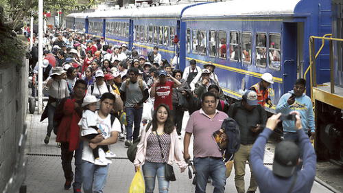 machupicchu pueblo. Los trenes llegan con cientos de turistas nacionales e internacionales a Aguas Calientes. Luego se trasladan en un bus hasta el complejo arqueológico. machupicchu pueblo. Los trenes llegan con cientos de turistas nacionales e internacionales a Aguas Calientes. Luego se trasladan en un bus hasta el complejo arqueológico.
