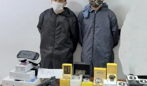 Delincuentes fueron atrapados luego de asaltar tienda de celulares.