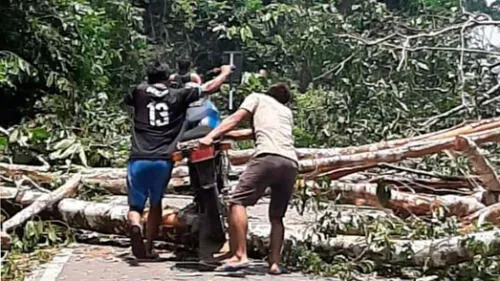 Nativos bloquean carretera a Saramiriza