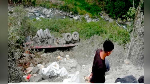 Tráiler que transportaba cemento cae a quebrada de 100 metros en el Vraem