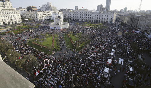 protestas plaza san martin centro de lima foto john reyes protestas plaza san martin centro de lima foto john reyes