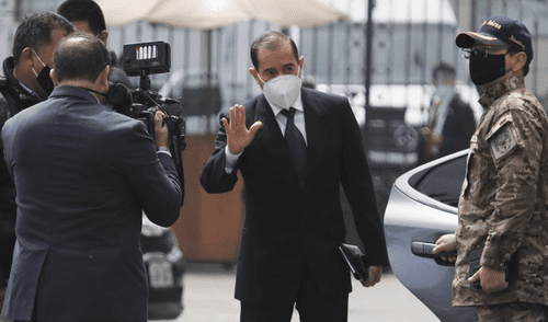 Walter Martos saliendo del Congreso. Foto: Jorge Cerdán/La República.