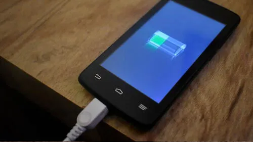 Adolescente muere electrocutado por usar audífonos mientras cargaba celular