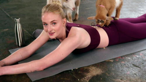  Sophie Turner y su extraña sesión de yoga con cabras [VIDEO]