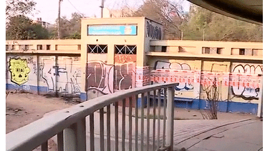 Delincuente ataca con cuchillo a joven para robarle su celular [VIDEO]