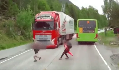 YouTube: niño cruzó la calle sin mirar y estuvo a punto de ser atropellado por camión