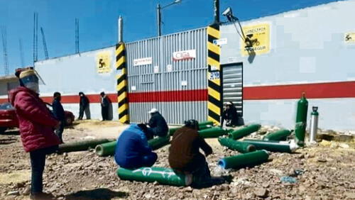 insumo vital. En Juliaca, los pobladores realizaron largas colas para abastecer su balón de oxígeno.