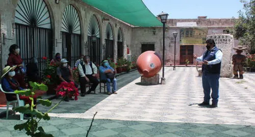 Gerente se reunió con artesanos para coordinar acciones e implementar los protocolos. Foto: Gerencia de Turismo.