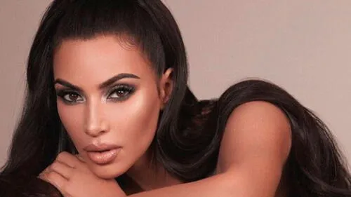 Kim Kardashian saca a la venta cinta adhesiva para usarse como ropa interior