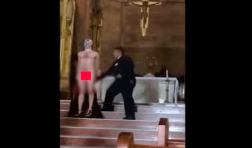 Hombre se desnuda dentro de una iglesia frente a decenas de fieles [VIDEO] 