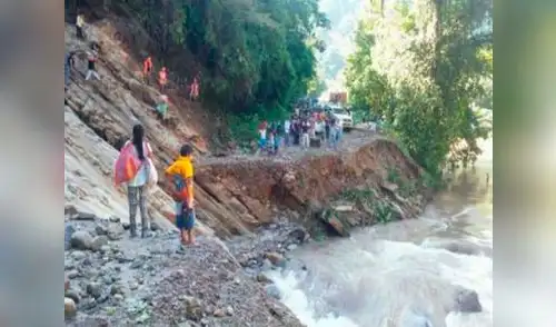 Reportan vías bloqueadas por lluvias en Pasco y San Martín Reportan vías bloqueadas por lluvias en Pasco y San Martín
